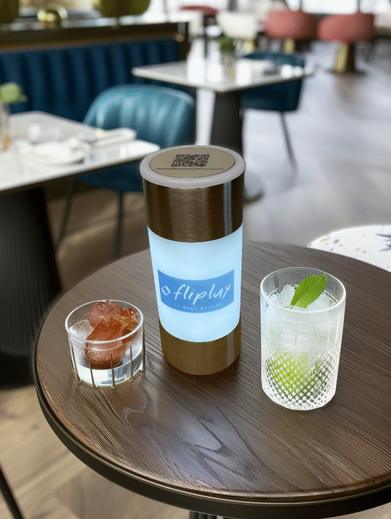 Personnalisation u4561719188 table de restaurant chic en bois clair ambiance c 29a47483 f221 4d54 b488 738e48d4df71 2